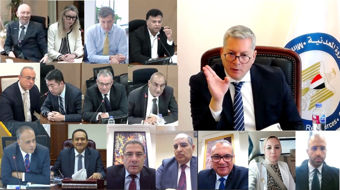 وزير البترول كريم بدوي وأعضاء الجمعية العامة لشركة بدر الدين وزير البترول كريم بدوي وأعضاء الجمعية العامة لشركة بدر الدين