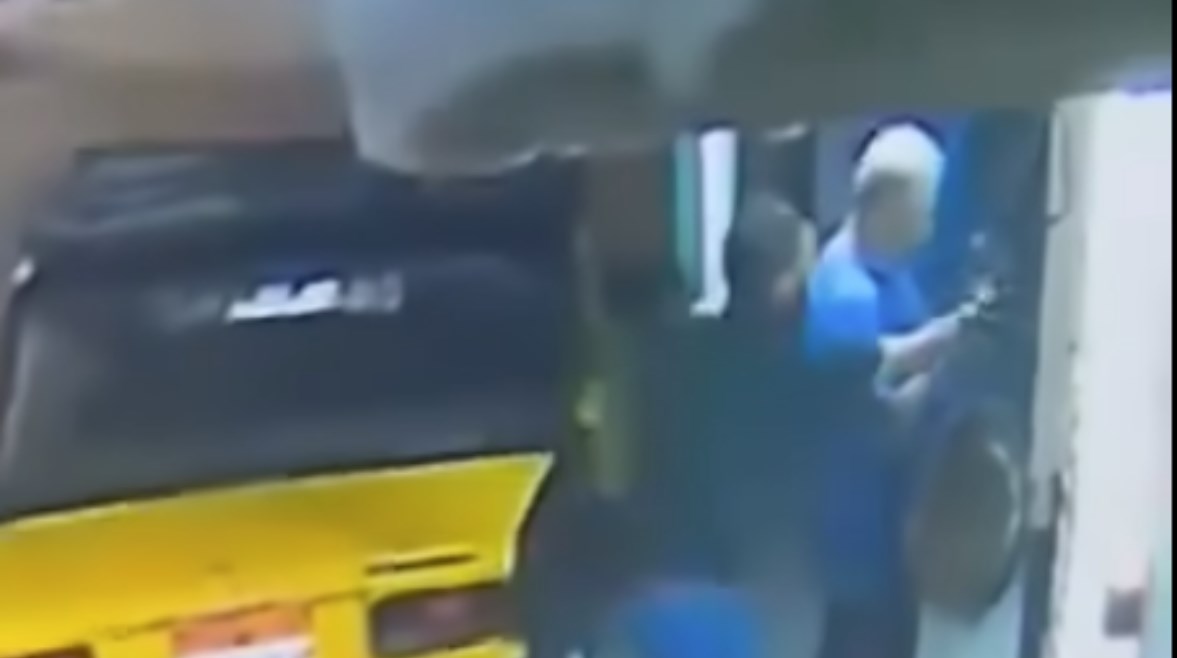 لص يسرق هاتف مواطن