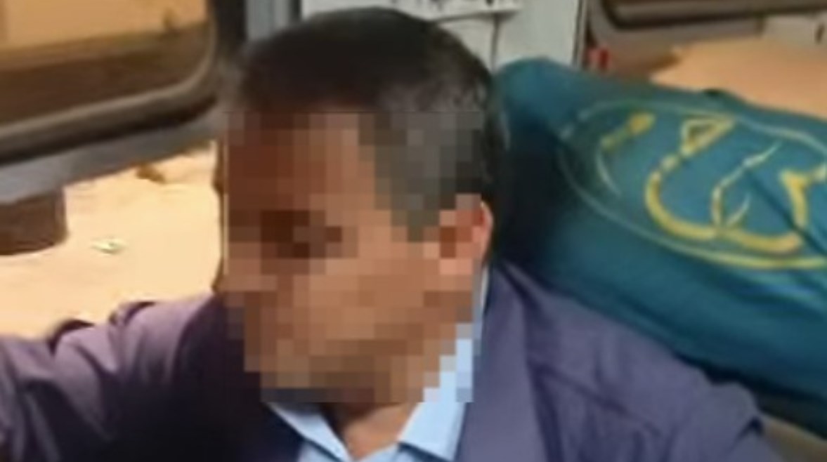 رئيس قطار يطالب مواطنا بالمغادرة بسبب شورت