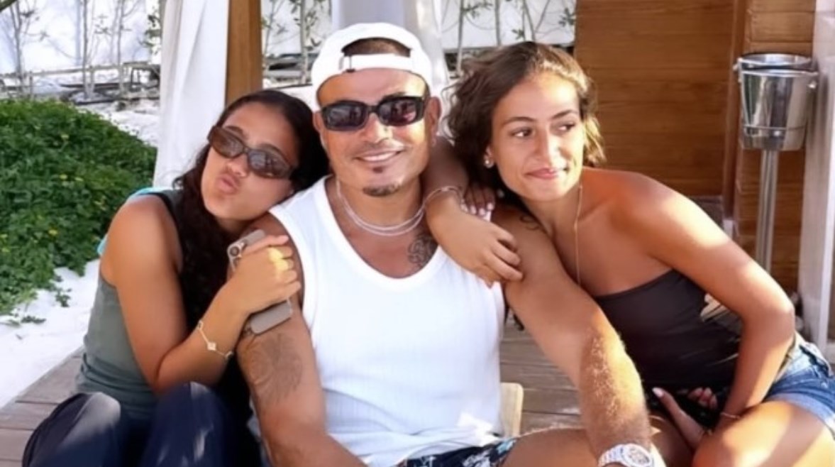 عمرو دياب يتوسط ابنتيه جنا وكنزي عمرو دياب يتوسط ابنتيه جنا وكنزي