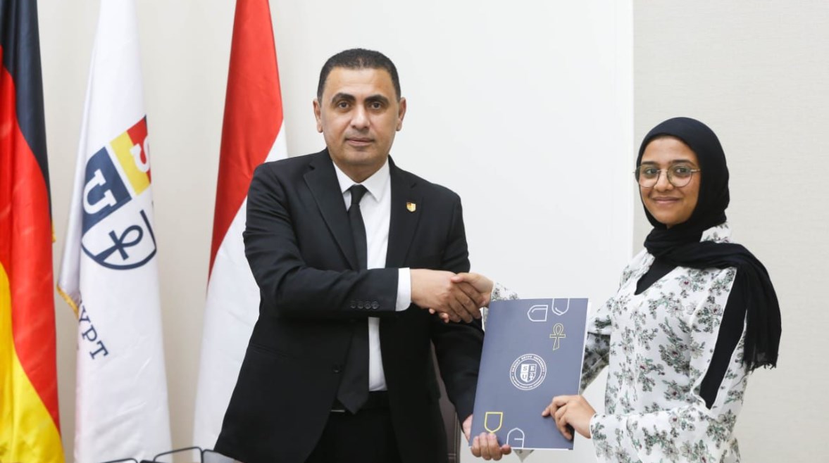 الطالبة أمنية عبدالرحمن الأولي على المدارس التكنولوجية التطبيقية الطالبة أمنية عبدالرحمن الأولي على المدارس التكنولوجية التطبيقية