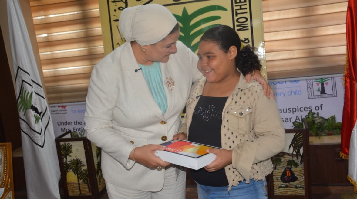 رئيسة المجلس القومي للطفولة والأمومة تكرم الطفلة هايدي رئيسة المجلس القومي للطفولة والأمومة تكرم الطفلة هايدي