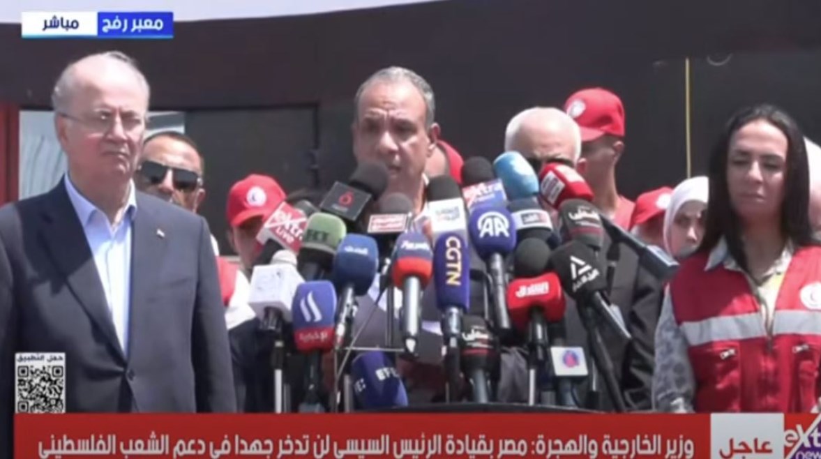 وزير الخارجية  الدكتور بدر عبدالعاطي أمام معبر رفح
