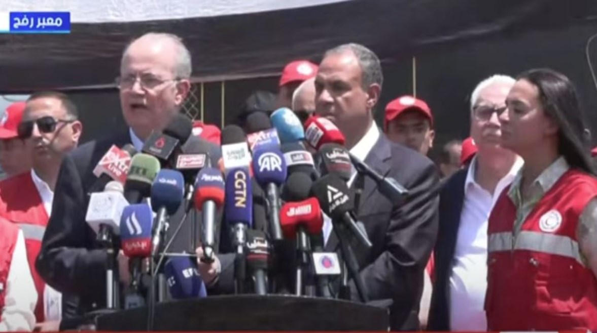 وزير الخارجية في مؤتمر صحفي أمام معبر رفح وزير الخارجية في مؤتمر صحفي أمام معبر رفح
