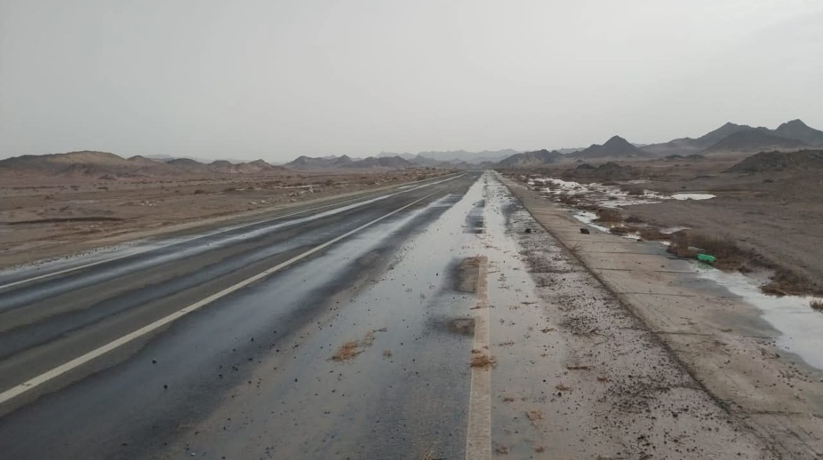 سيل خفيف يضرب طريق رأس غارب الشيخ فضل 