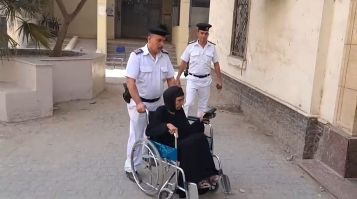 رجال الشرطة يساعدون المسنين في الإدلاء بأصواتهم