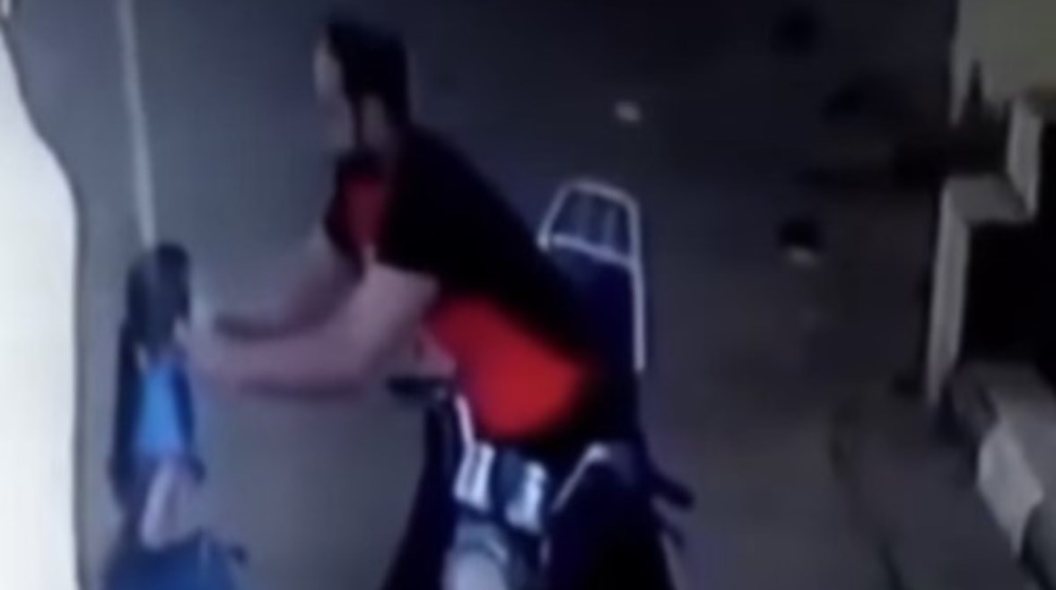 شخص يشد الحلق من أذنها