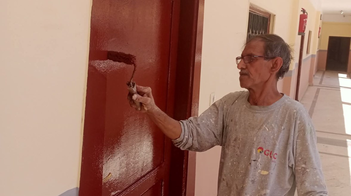 الاستاذ جلال أثناء أعمال طلاء المدرسة