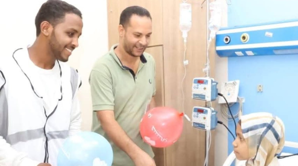شباب إسنا يزورون أطفال مرضى السرطان