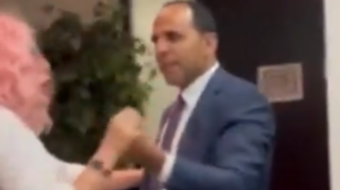 لحظة اقتحام نشطاء يهود السفارة المصرية بكندا، وتدخل موظفي السفارة لضبط الموقف لحظة اقتحام نشطاء يهود السفارة المصرية بكندا، وتدخل موظفي السفارة لضبط الموقف