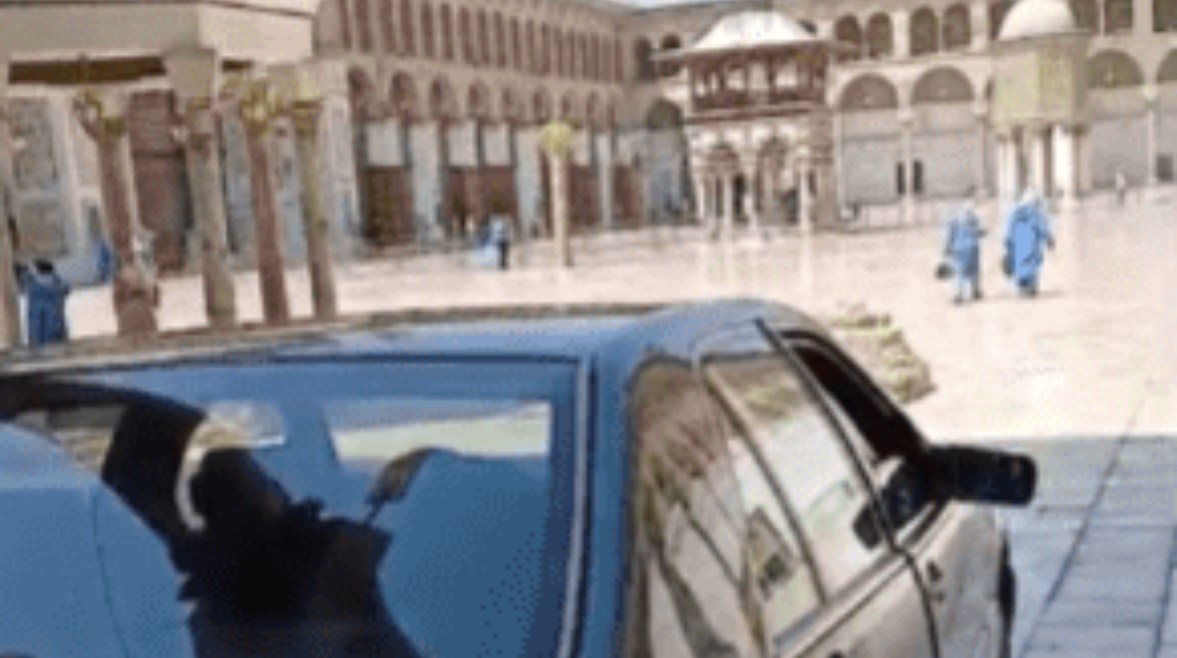 شخص يتجول بسيارة داخل الجامع الأموي
