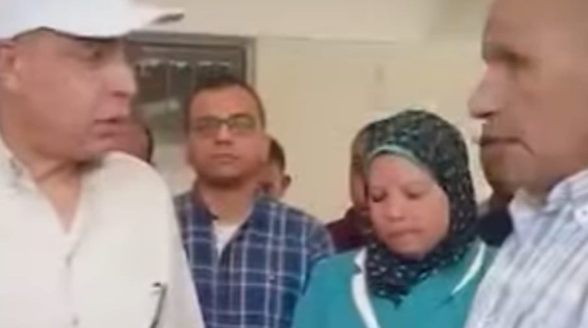  محافظ المنيا وهو يوبخ مدير مدرسة أرشوبة الثانوية