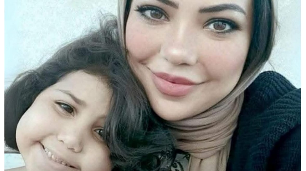 الطفلة سيدرة ووالدتها الطفلة سيدرة ووالدتها