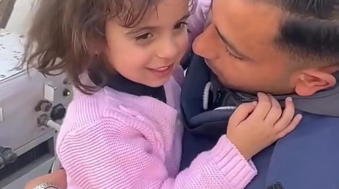 الصحفي أنس الشريف وشام ابنته