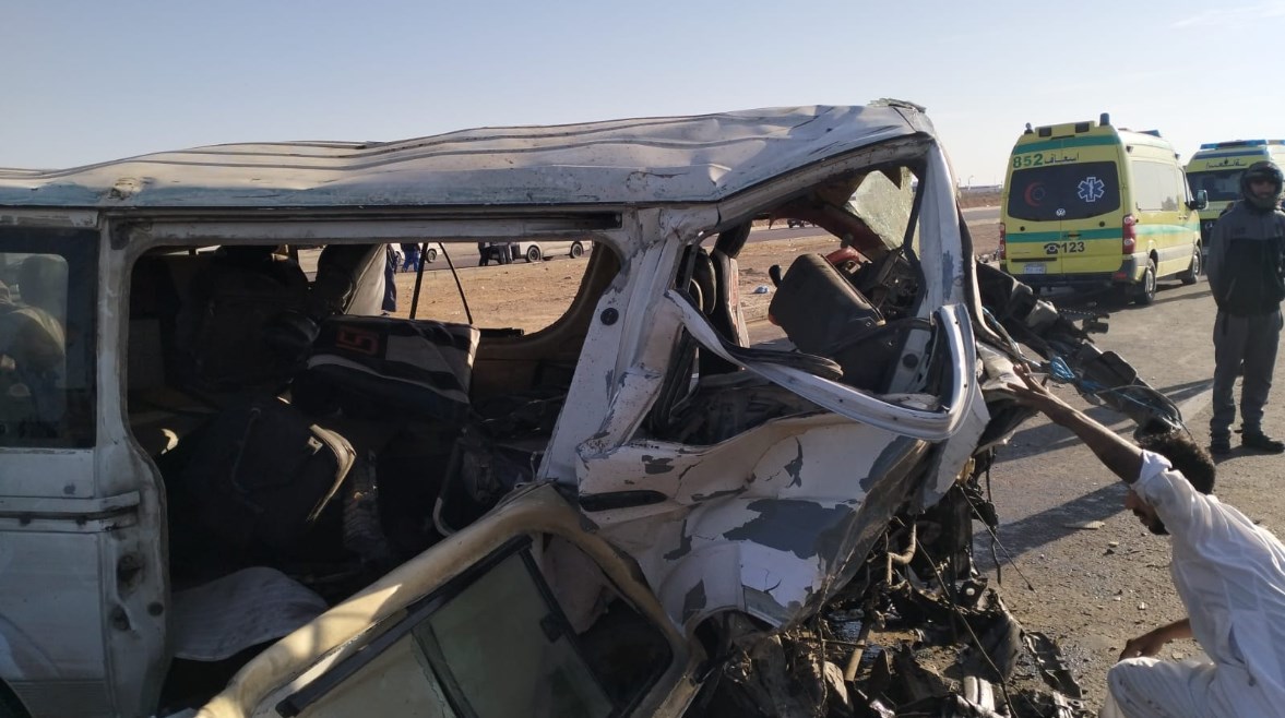 مصرع شخص وإصابة 20 فى حادث ميكروباص بطريق الإسكندرية - مطروح