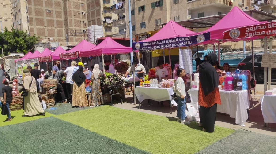 اقبال المواطنين على سوق اليوم الواحد بمطروح اقبال المواطنين على سوق اليوم الواحد بمطروح