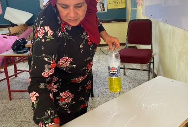 الأستاذة علا مديرة المدرسة أثناء تنظيف الديسكات