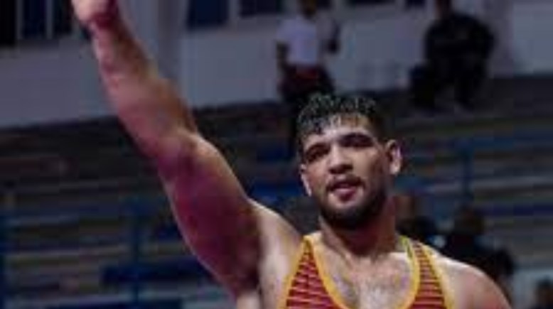  عبداللطيف منيع لاعب المنتخب الوطني للمصارعة