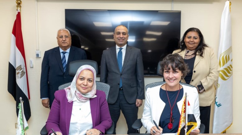 جانب من توقيع البروتوكول