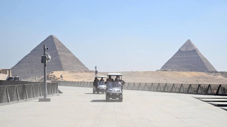 الممشى السياحي يربط المتحف المصري الكبير بالأهرامات