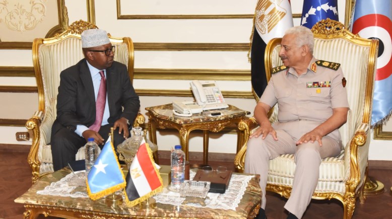 وزير الدفاع والإنتاج الحربى يلتقى وزير الدفاع الصومالى