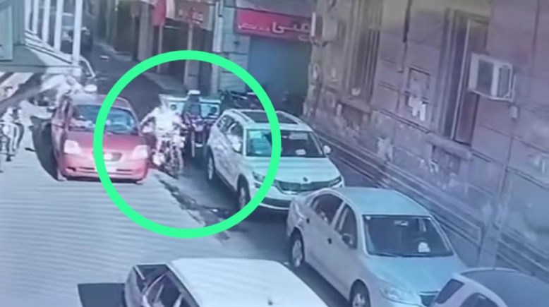 عامل دليفري كسر مرآة سيارة وتجاوز ضد قائدتها