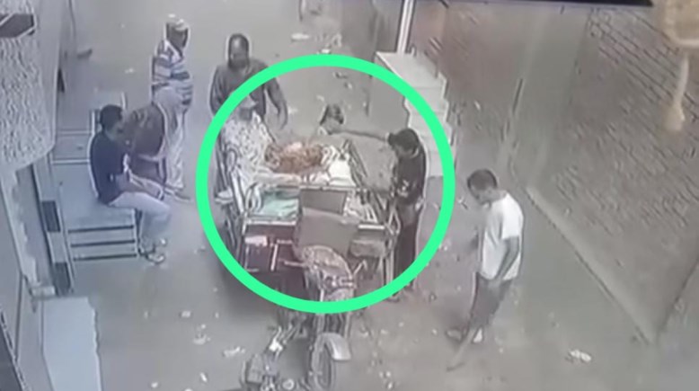 سكب بنزين على أرغفة خبز بـ"تروسيكل" في الشرقية