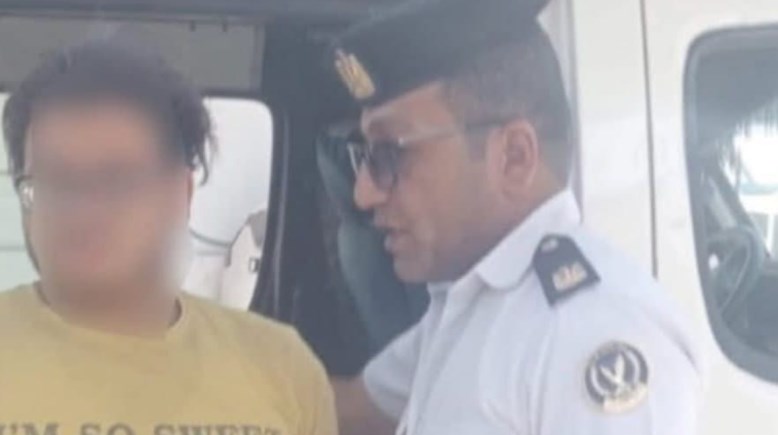 المتهم بعد إلقاء القبض عليه