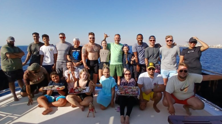 سياح الغردقة يحتفلون بالمولد النبوي سياح الغردقة يحتفلون بالمولد النبوي