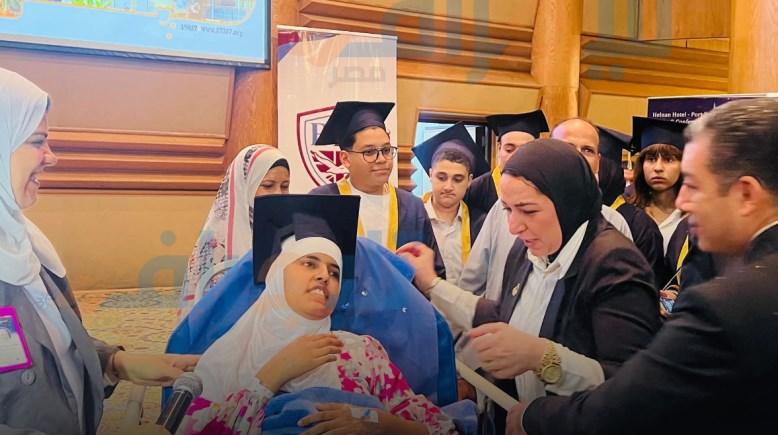 تكريم آية لأولى مكفوفين على الشهادة الإعدادية محافظة سوهاج في مستشفى ٥٧