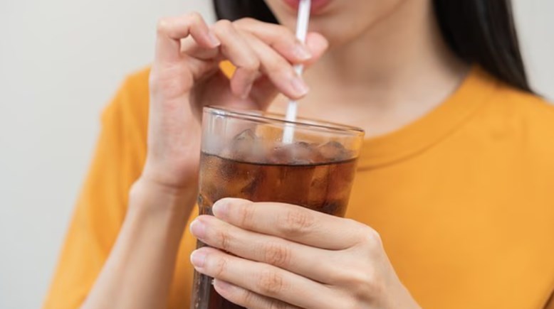 شرب المياه الغازية 