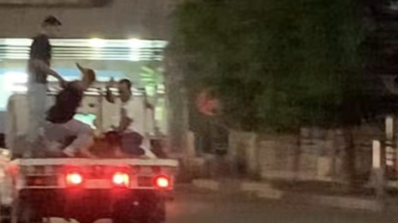 أشخاص يعتدون على شاب أعلى سيارة نقل
