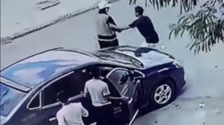 لحظة تعدي الشاب على الفتاة