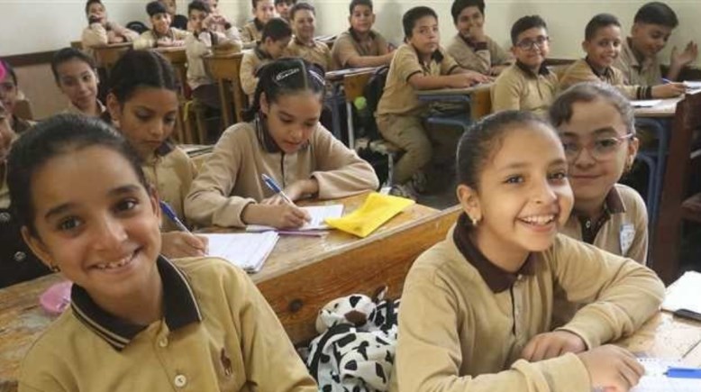 طالبات في الفصل