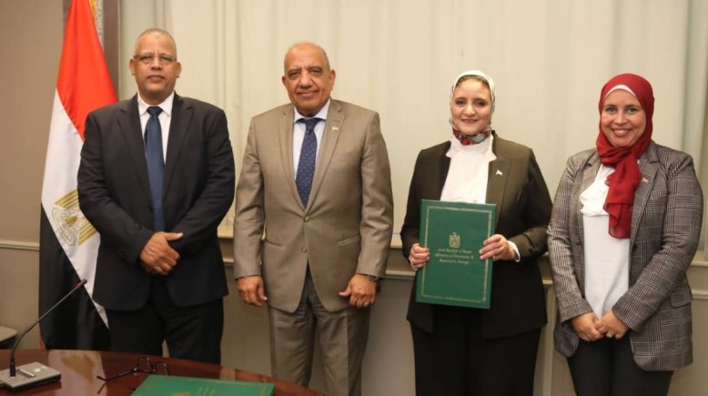 جانب من توقيع الاتفاقية جانب من توقيع الاتفاقية