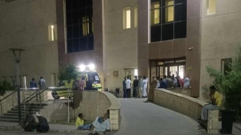 صورة من أمام المستشفى فجر اليوم 