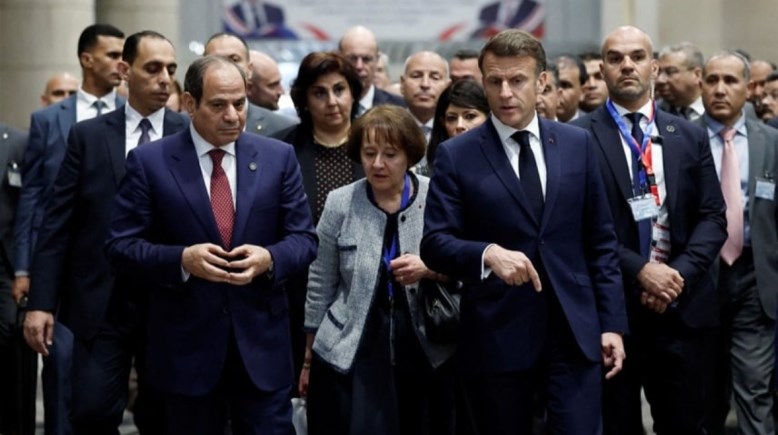 لقاء سابق بين الرئيس عبدالفتاح السيسي ونظيره الفرنسي إيمانويل ماكرون لقاء سابق بين الرئيس عبدالفتاح السيسي ونظيره الفرنسي إيمانويل ماكرون