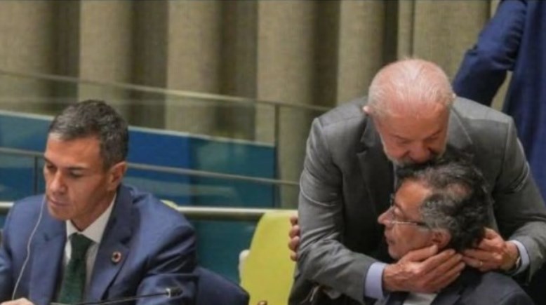 دا سيلفا يقبل رأس نظيره الكولومبي - أرشيفية دا سيلفا يقبل رأس نظيره الكولومبي - أرشيفية