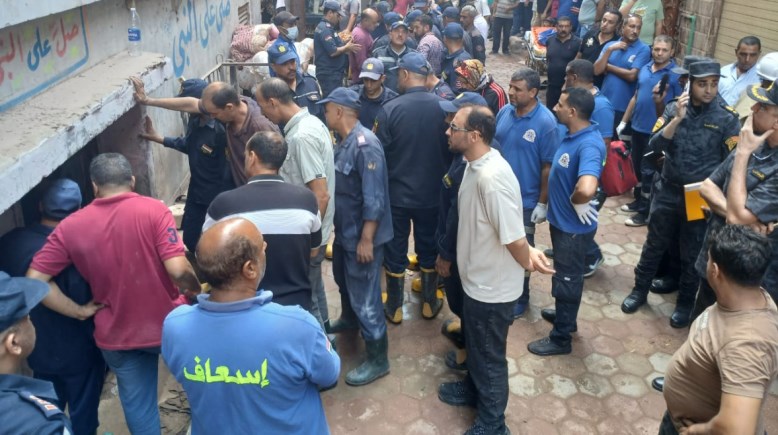 فرق الحماية المدنية لإنقاذ مصابين حريق المحلة