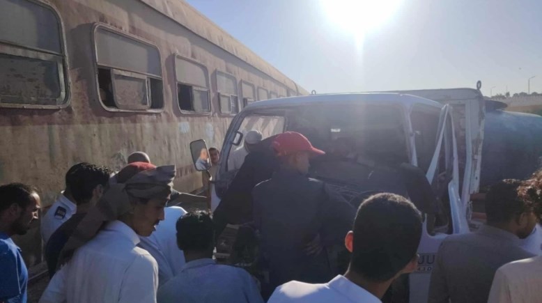 الضبعة للمرة الثانية .. قطار مطروح يصطدم بسيارة نقل مياه وهروب السائق