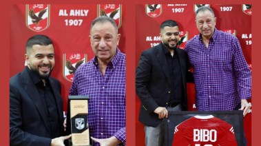 الخطيب يُهدي أحمد أمين مسعود تيشيرت