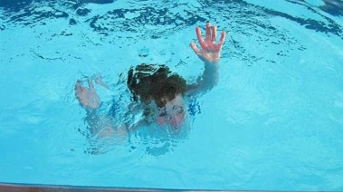 مصرع صغيرة غرقًا في حمام سباحة