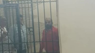 التوربيني بالبدلة الحمراء