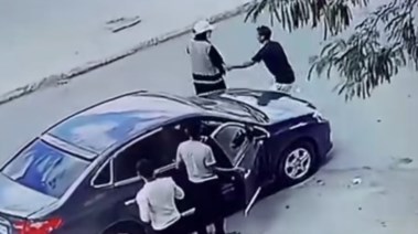 لحظة تعدي الشاب على الفتاة