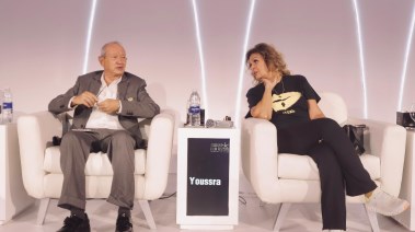 يسرا إلى جوار نجيب ساويرس خلال المؤتمر