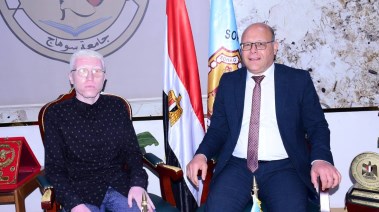 الطالب يوسف يتسلم عمله معيدا بجامعة سوهاج 
