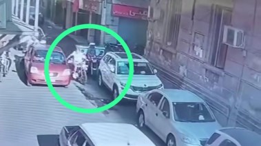 عامل دليفري كسر مرآة سيارة وتجاوز ضد قائدتها