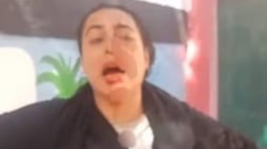 السيدة المصابة أمام مدرسة بدار السلام