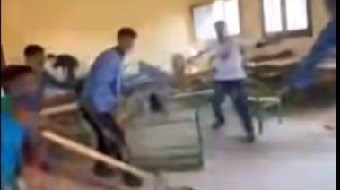 طلاب يعبثون بالمقاعد الدراسية