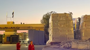 مساعدات الهلال الأحمر المصري لقطاع غزة "زاد العزة"